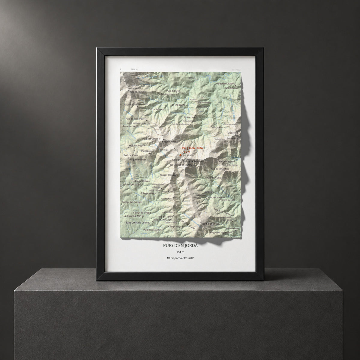 Mapa topogràfic del relleu: Puig d'en Jordà, 754 m. Presentació emmarcada. 21 × 30 cm.