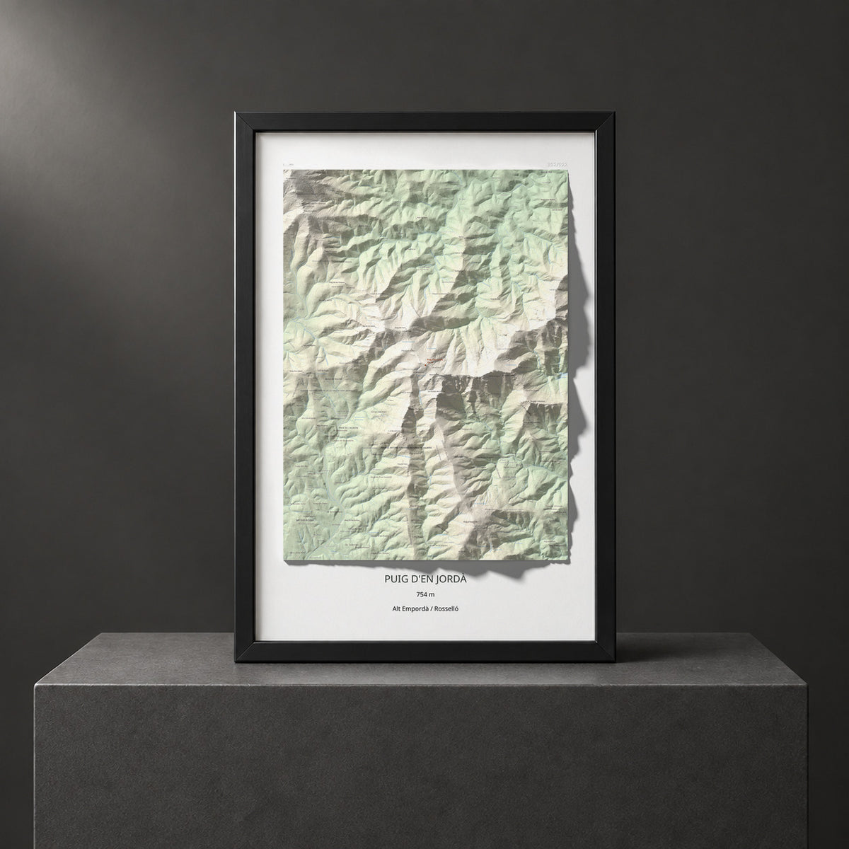Mapa topogràfic del relleu: Puig d'en Jordà, 754 m. Presentació emmarcada. 61 × 91 cm.