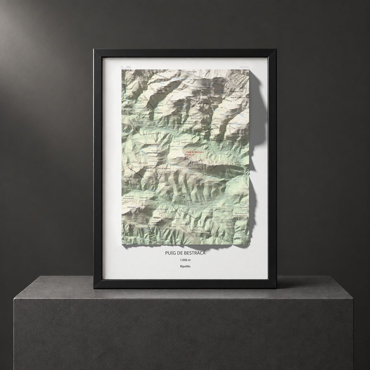 Mapa de relieve de Puig de Bestracà, 1056 m, Ripollès, lámina 100 Cims de Trobart. Presentación enmarcada. 30 × 40 cm.
