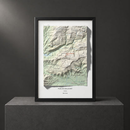 Mapa de relieve de Puig de Gallicant, 1010 m, Baix Camp, lámina 100 Cims de Trobart. Presentación enmarcada. 21 × 30 cm.