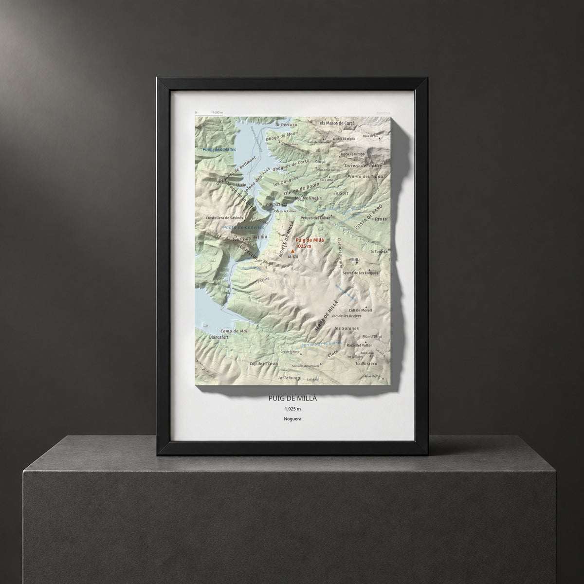 Mapa de relieve de Puig de Millà, 1025 m, Noguera, lámina 100 Cims de Trobart. Presentación enmarcada. 21 × 30 cm.
