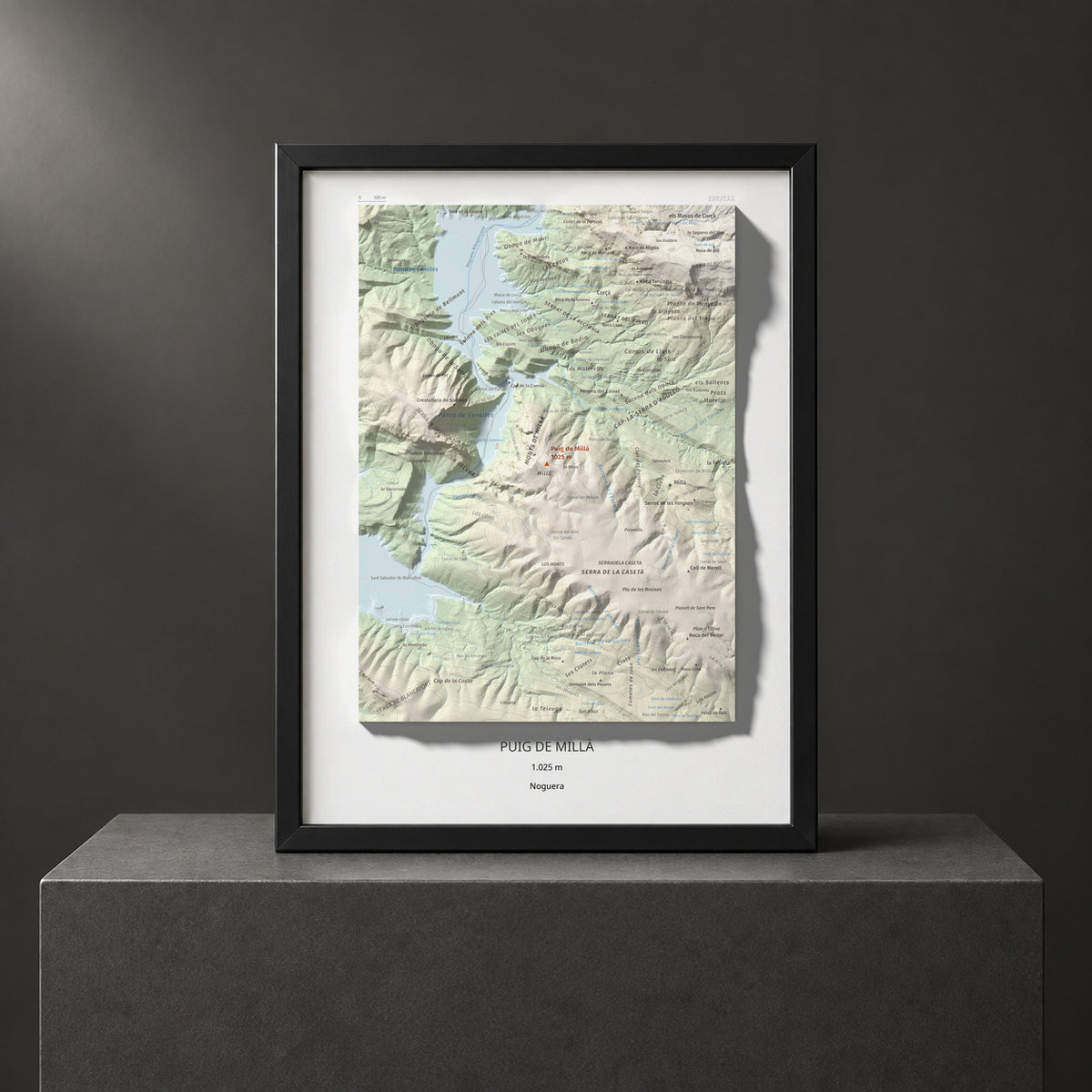 Mapa de relieve de Puig de Millà, 1025 m, Noguera, lámina 100 Cims de Trobart. Presentación enmarcada. 30 × 40 cm.