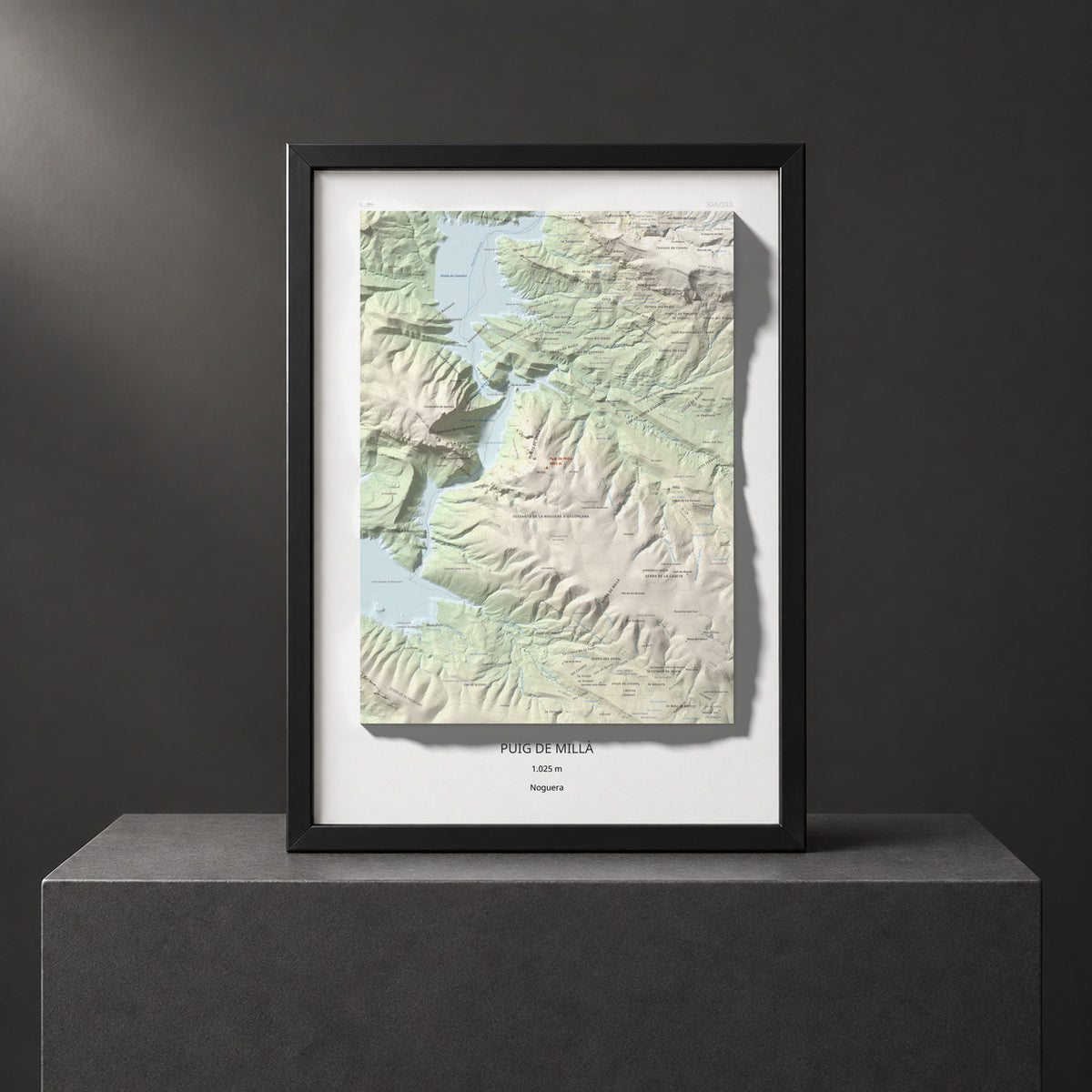 Mapa de relieve de Puig de Millà, 1025 m, Noguera, lámina 100 Cims de Trobart. Presentación enmarcada. 50 × 70 cm.