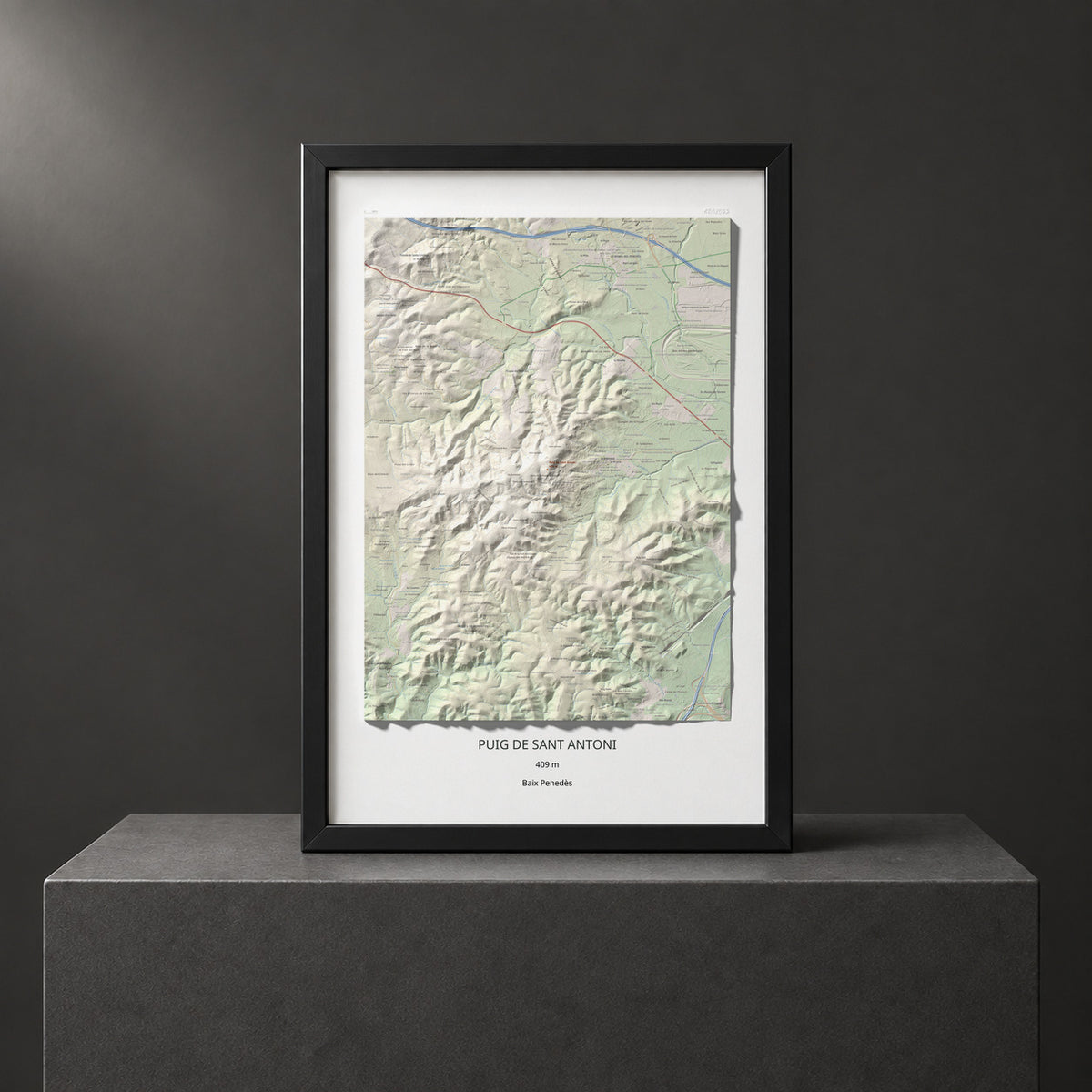 Mapa de relieve de Puig de Sant Antoni, 409 m, Baix Penedès, lámina 100 Cims de Trobart. Presentación enmarcada. 61 × 91 cm.