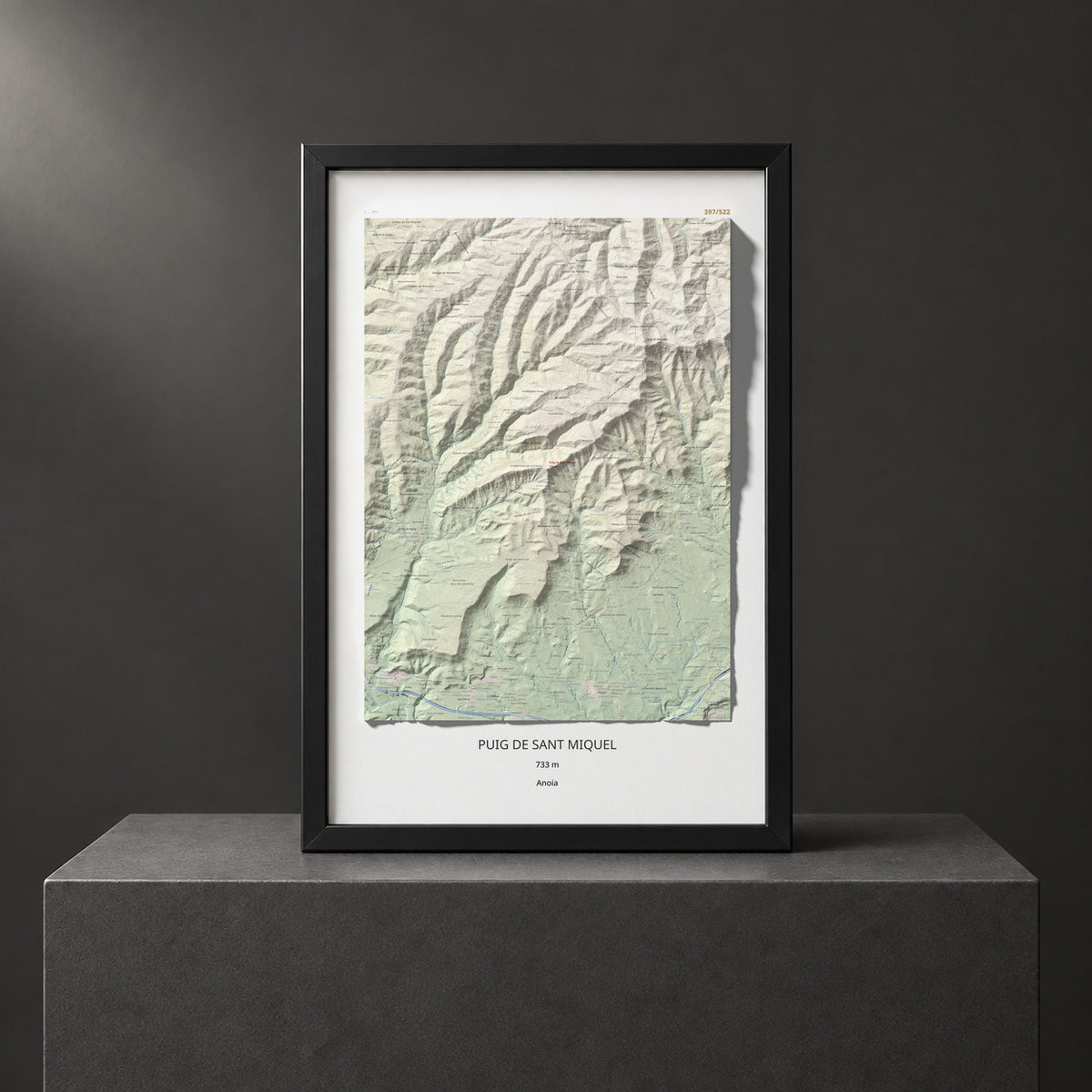 Mapa de relieve de Puig de Sant Miquel, 733 m, Anoia, lámina 100 Cims de Trobart. Presentación enmarcada. 61 × 91 cm.