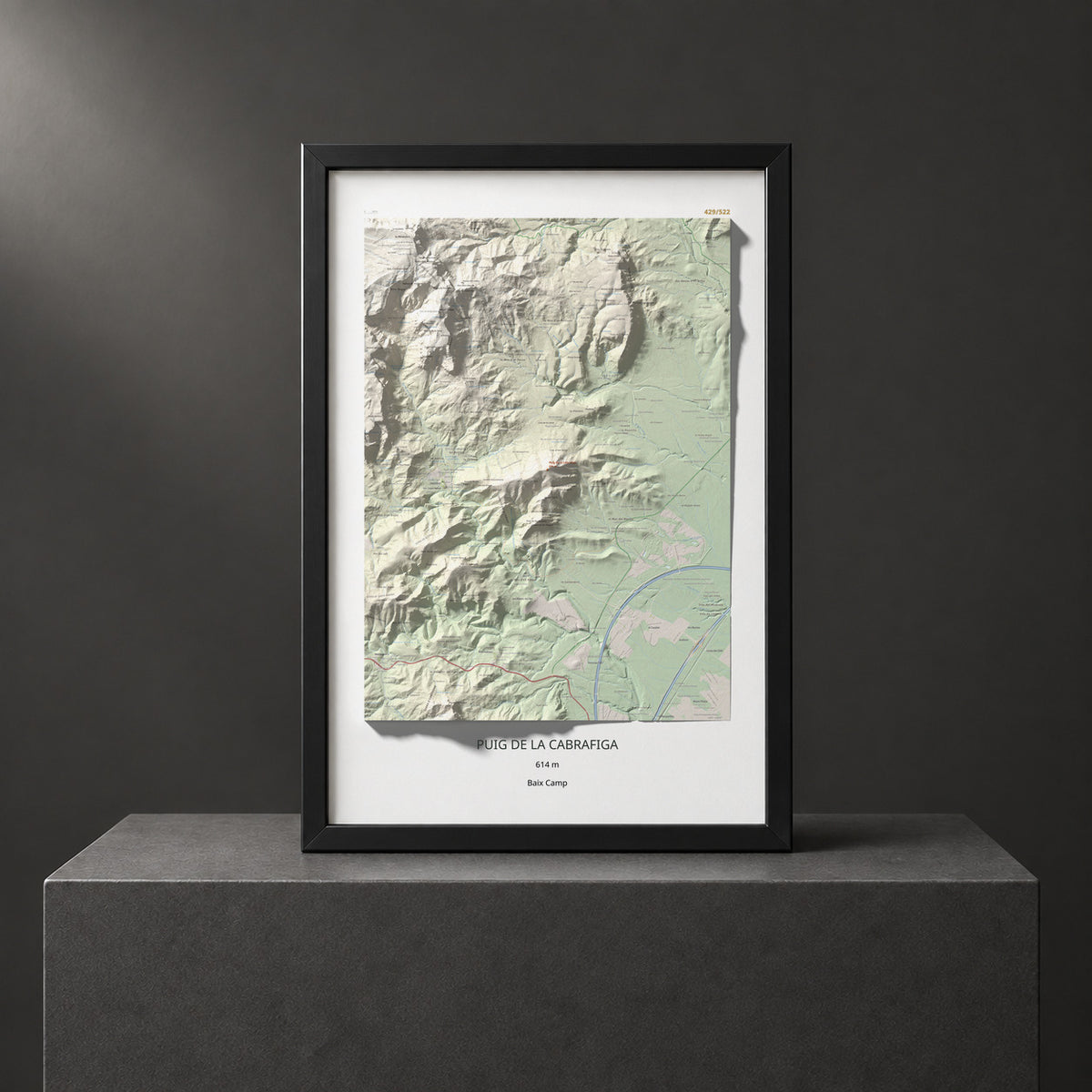 Mapa de relieve de Puig de la Cabrafiga, 614 m, Baix Camp, lámina 100 Cims de Trobart. Presentación enmarcada. 61 × 91 cm.