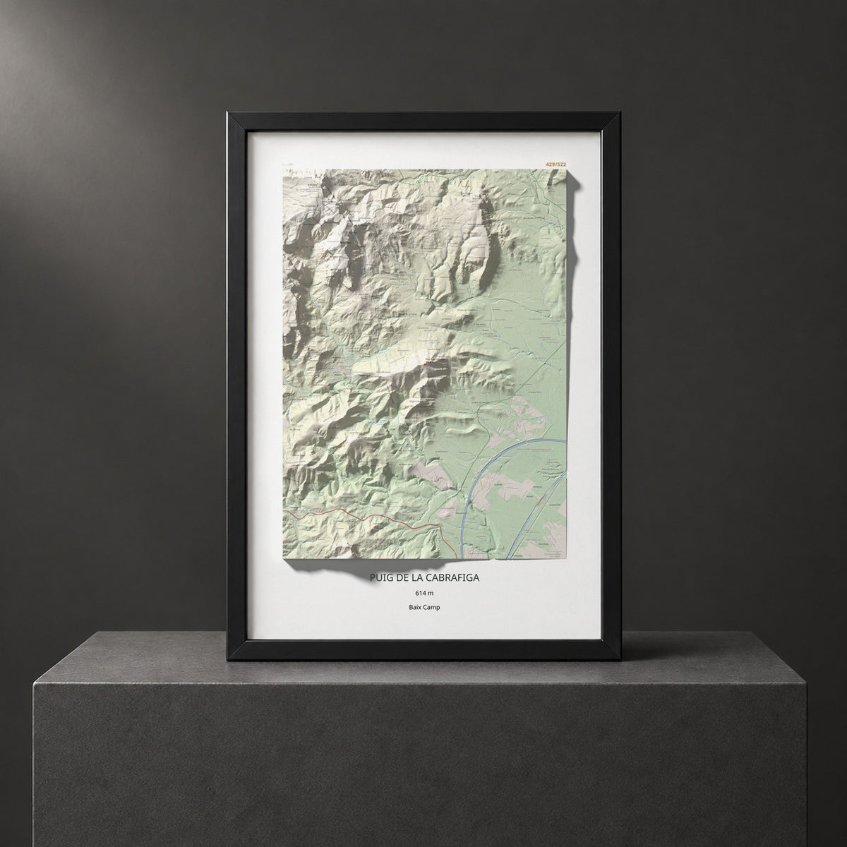 Mapa de relieve de Puig de la Cabrafiga, 614 m, Baix Camp, lámina 100 Cims de Trobart. Presentación enmarcada. 70 × 100 cm.