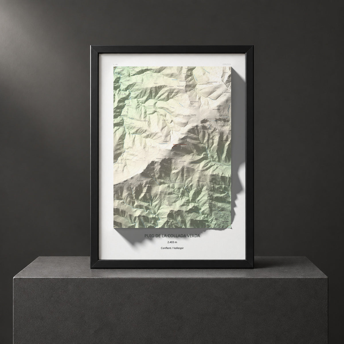 Mapa de relieve de Puig de la Collada Verda, 2403 m, Conflent · Vallespir, lámina 100 Cims de Trobart. Presentación enmarcada. 50 × 70 cm.