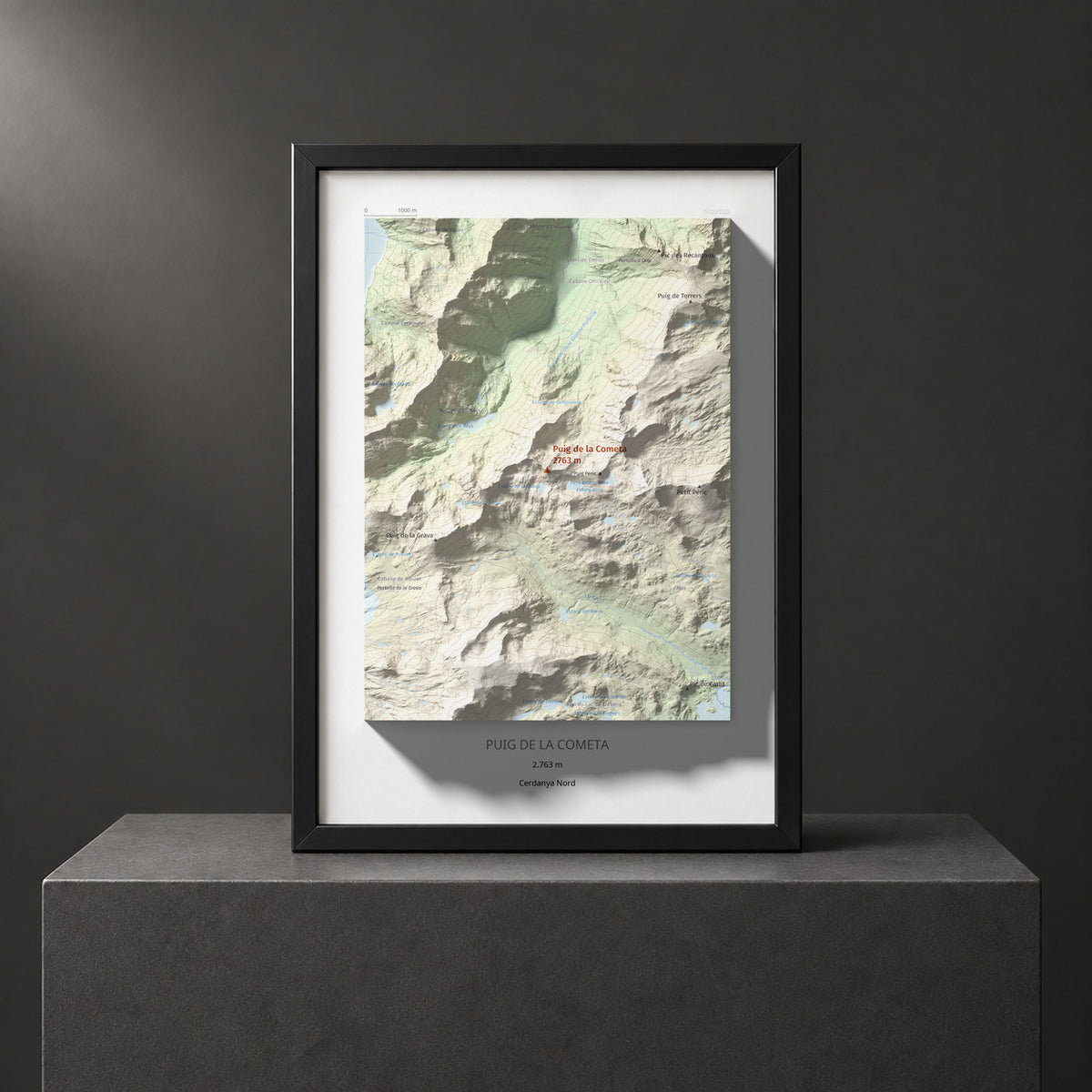 Mapa de relieve de Puig de la Cometa, 2763 m, Cerdanya Nord, lámina 100 Cims de Trobart. Presentación enmarcada. 21 × 30 cm.