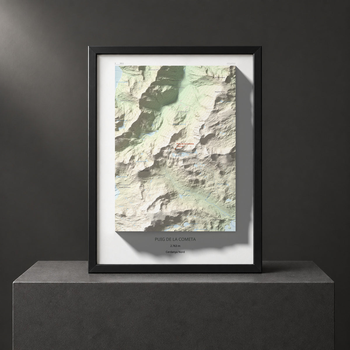 Mapa de relieve de Puig de la Cometa, 2763 m, Cerdanya Nord, lámina 100 Cims de Trobart. Presentación enmarcada. 30 × 40 cm.