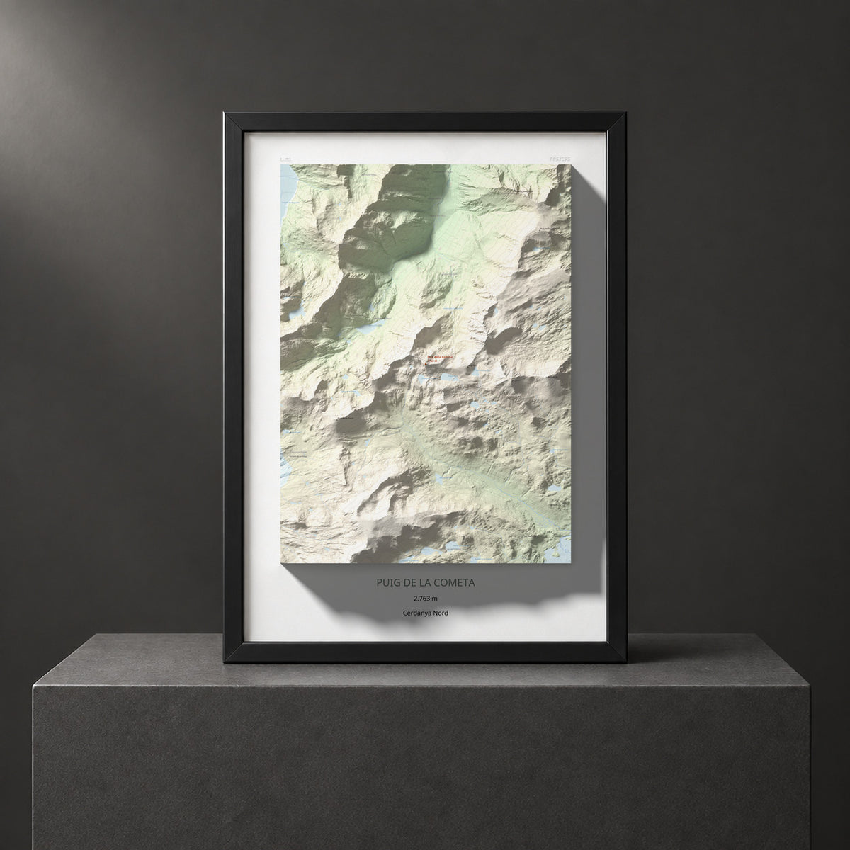 Mapa de relieve de Puig de la Cometa, 2763 m, Cerdanya Nord, lámina 100 Cims de Trobart. Presentación enmarcada. 50 × 70 cm.