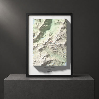 Mapa de relieve de Puig de la Cometa, 2763 m, Cerdanya Nord, lámina 100 Cims de Trobart. Presentación enmarcada. 50 × 70 cm.