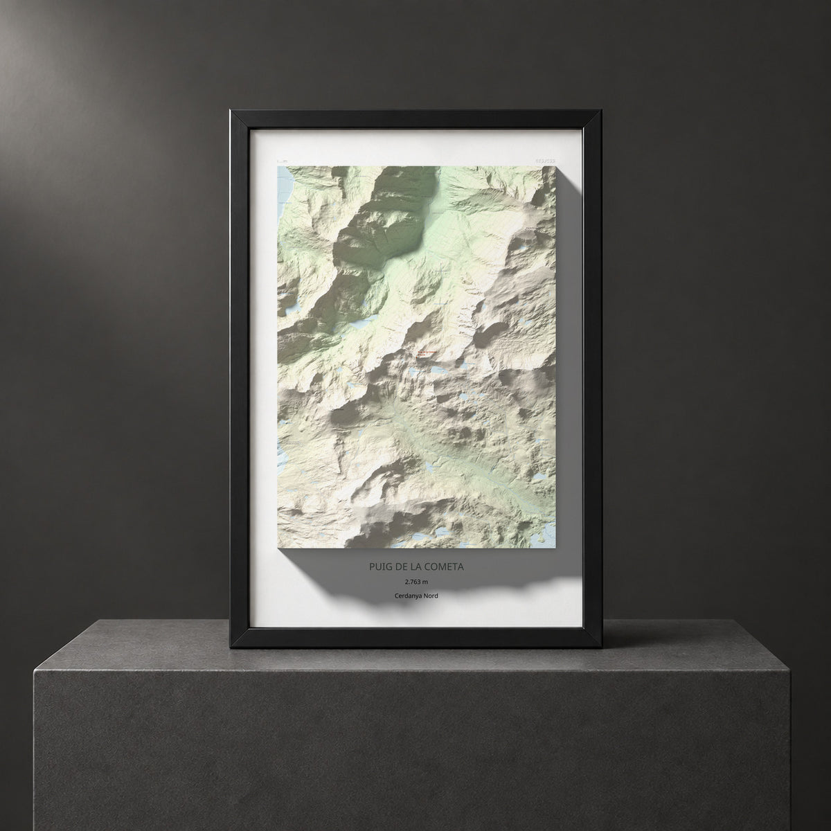 Mapa de relieve de Puig de la Cometa, 2763 m, Cerdanya Nord, lámina 100 Cims de Trobart. Presentación enmarcada. 61 × 91 cm.