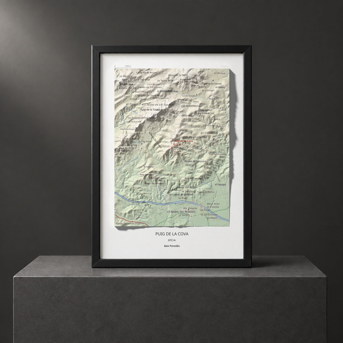 Mapa de relieve de Puig de la Cova, 672 m, Baix Penedès, lámina 100 Cims de Trobart. Presentación enmarcada. 21 × 30 cm.