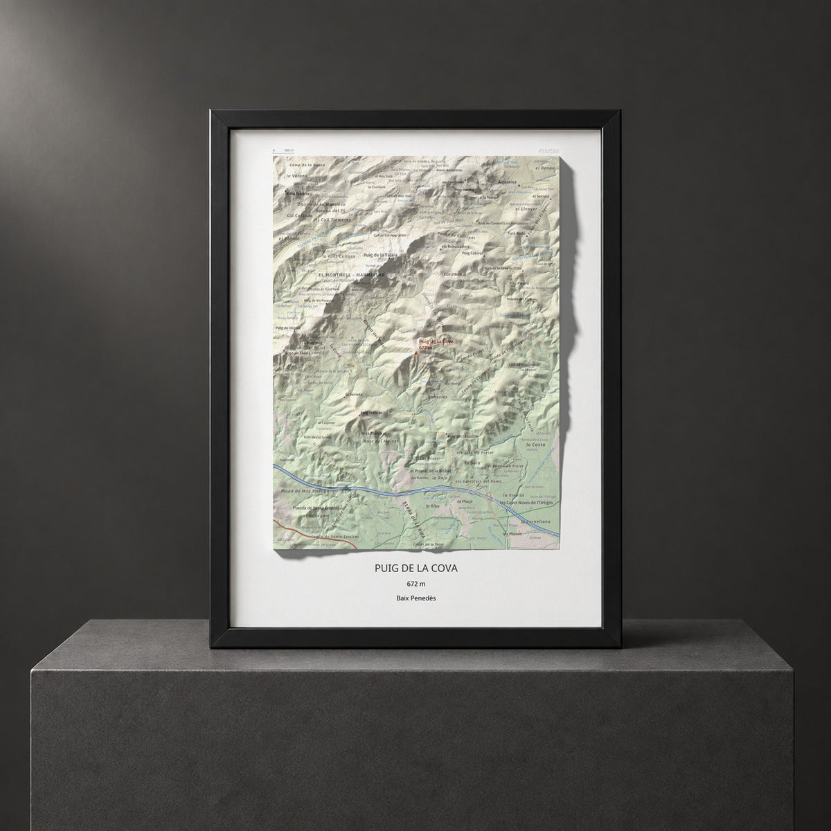 Mapa de relieve de Puig de la Cova, 672 m, Baix Penedès, lámina 100 Cims de Trobart. Presentación enmarcada. 30 × 40 cm.