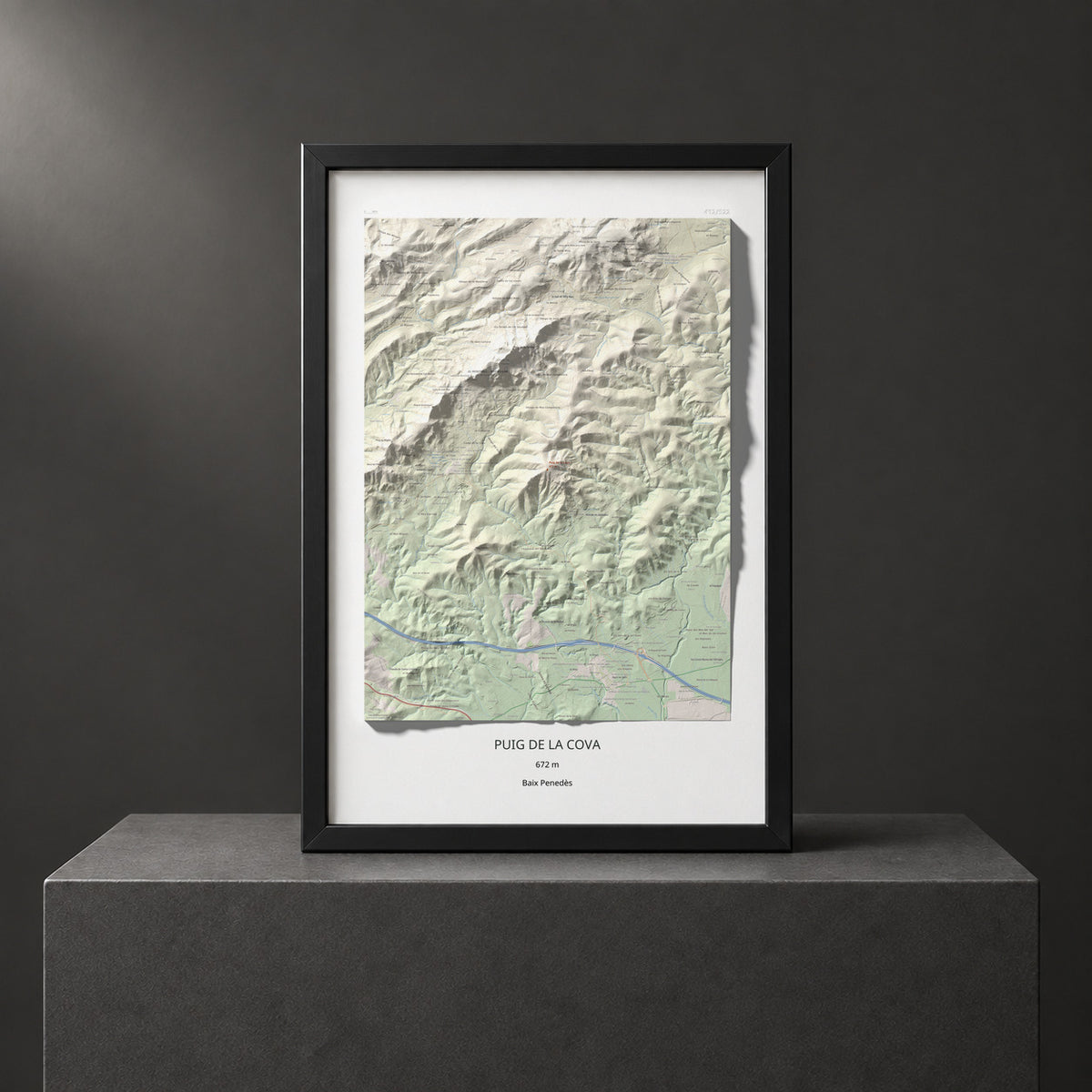 Mapa de relieve de Puig de la Cova, 672 m, Baix Penedès, lámina 100 Cims de Trobart. Presentación enmarcada. 61 × 91 cm.