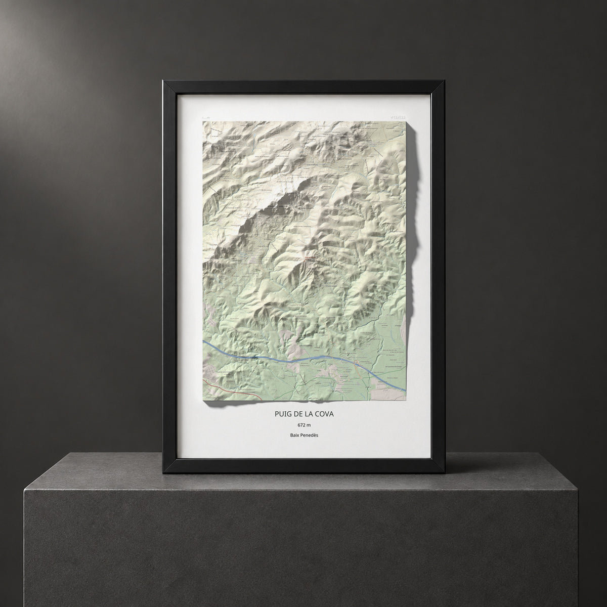 Mapa de relieve de Puig de la Cova, 672 m, Baix Penedès, lámina 100 Cims de Trobart. Presentación enmarcada. 70 × 100 cm.