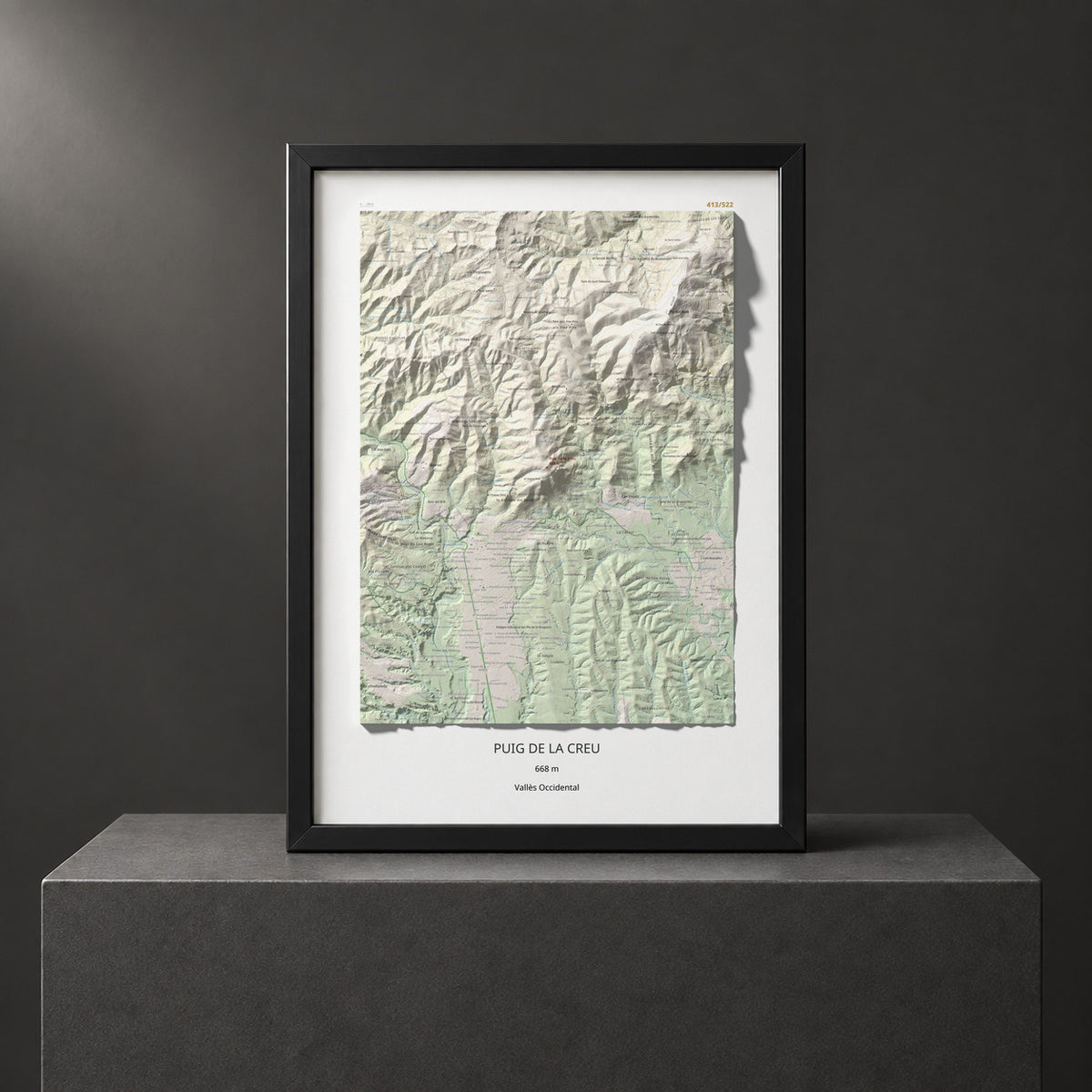 Mapa de relieve de Puig de la Creu, 668 m, Vallès Occidental, lámina 100 Cims de Trobart. Presentación enmarcada. 50 × 70 cm.