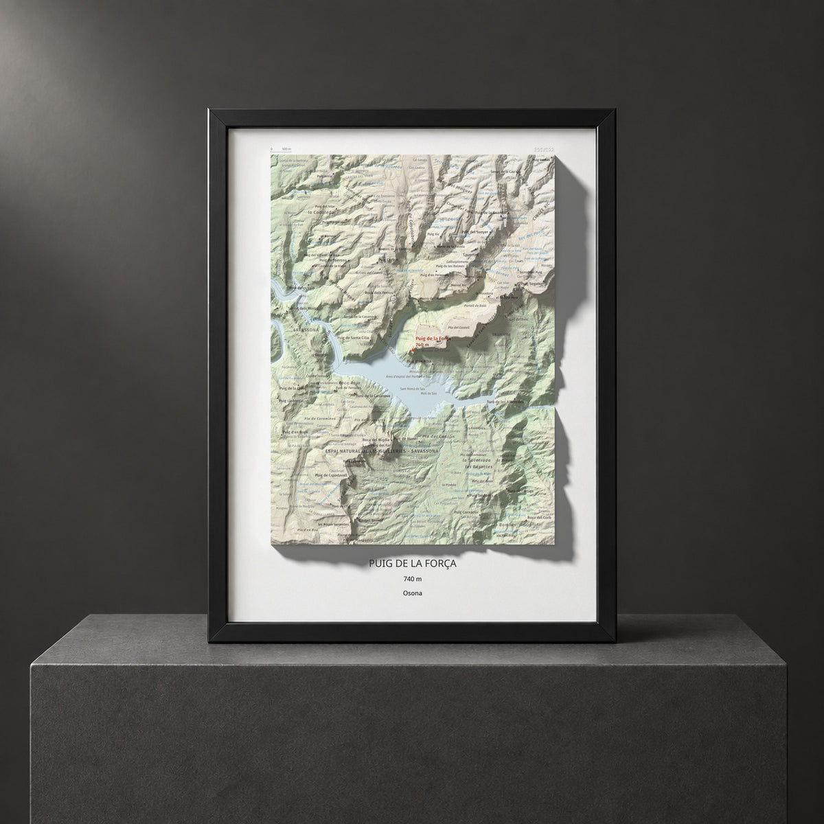 Mapa de relieve de Puig de la Força, 740 m, Osona, lámina 100 Cims de Trobart. Presentación enmarcada. 30 × 40 cm.