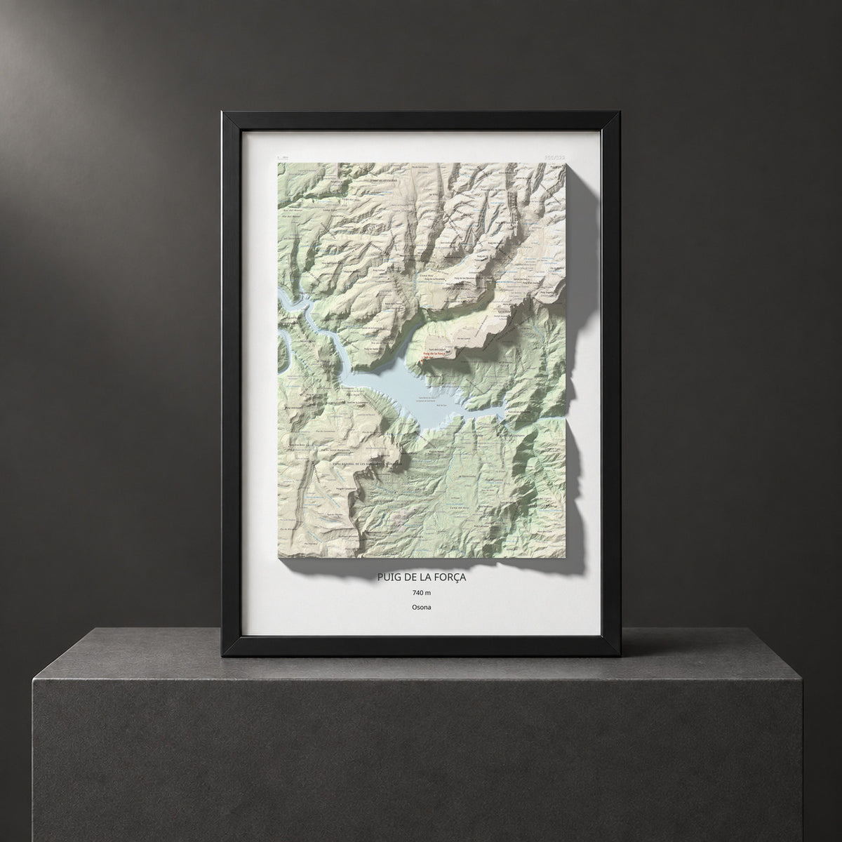 Mapa de relieve de Puig de la Força, 740 m, Osona, lámina 100 Cims de Trobart. Presentación enmarcada. 50 × 70 cm.
