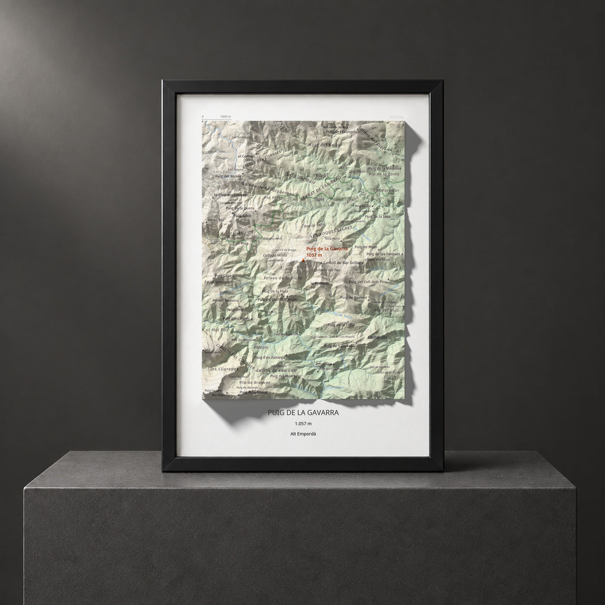 Mapa de relieve de Puig de la Gavarra, 1057 m, Alt Empordà, lámina 100 Cims de Trobart. Presentación enmarcada. 21 × 30 cm.
