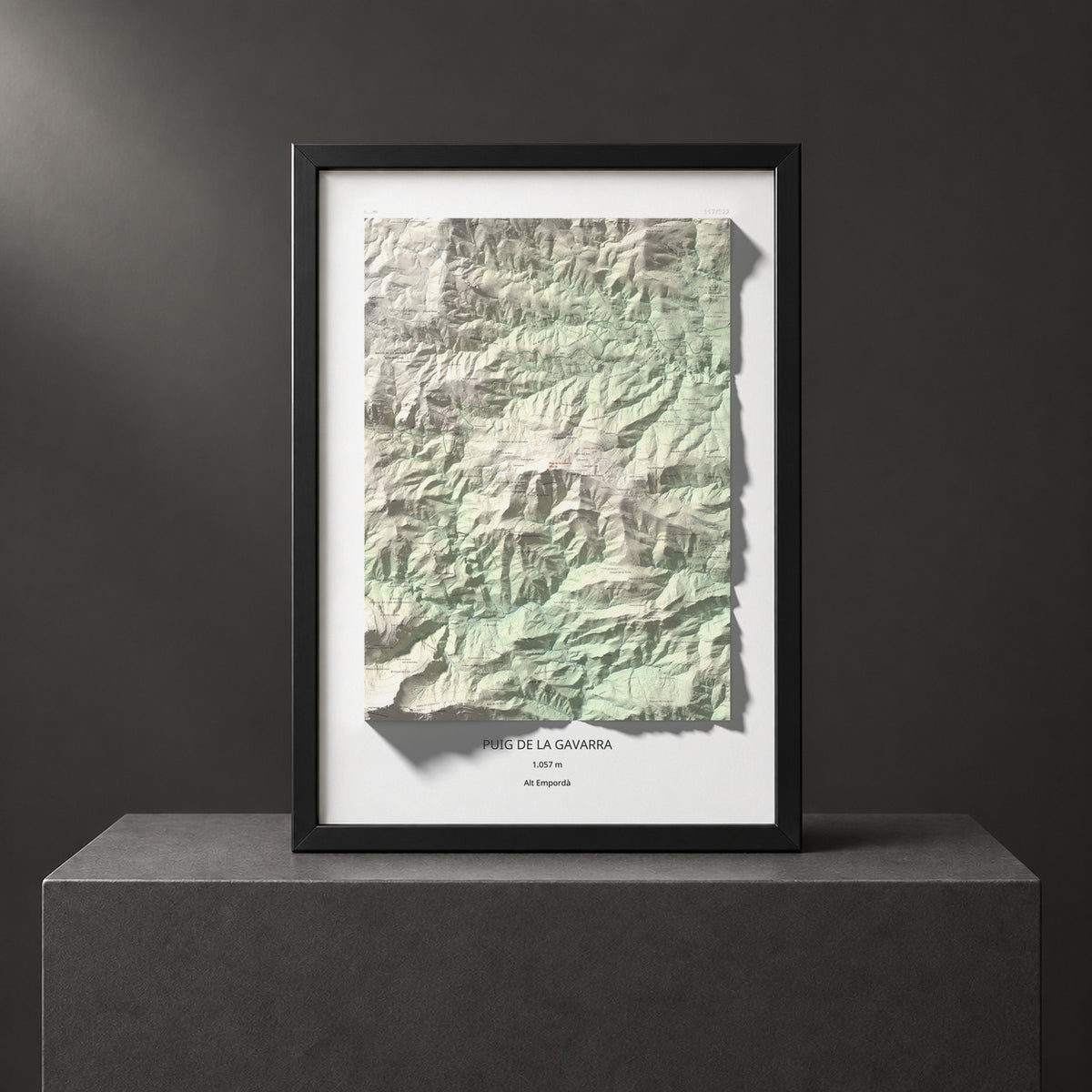 Mapa de relieve de Puig de la Gavarra, 1057 m, Alt Empordà, lámina 100 Cims de Trobart. Presentación enmarcada. 70 × 100 cm.