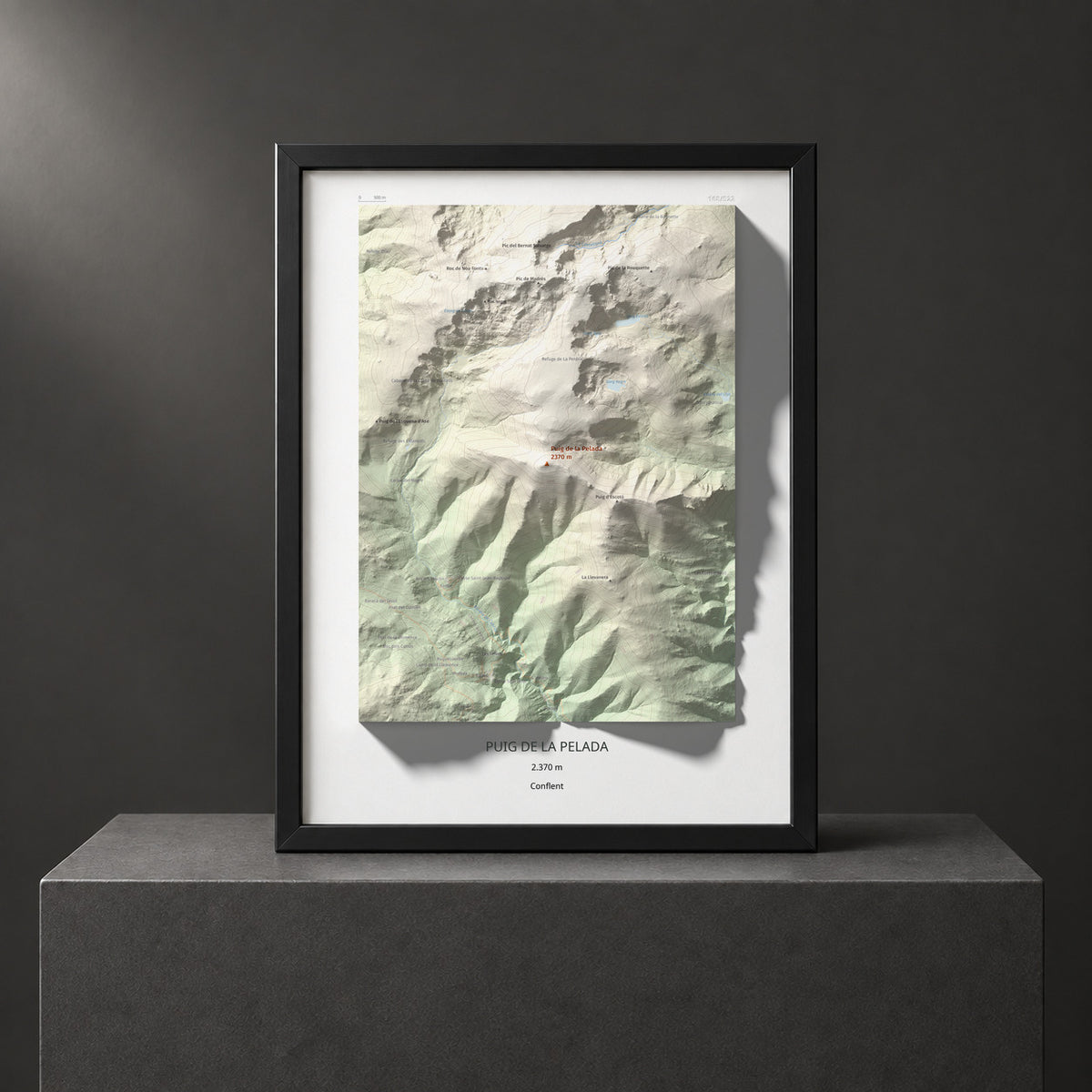 Mapa de relieve de Puig de la Pelada, 2370 m, Conflent, lámina 100 Cims de Trobart. Presentación enmarcada. 30 × 40 cm.