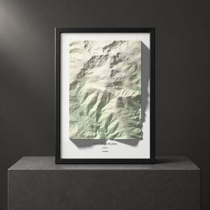 Mapa de relieve de Puig de la Pelada, 2370 m, Conflent, lámina 100 Cims de Trobart. Presentación enmarcada. 50 × 70 cm.