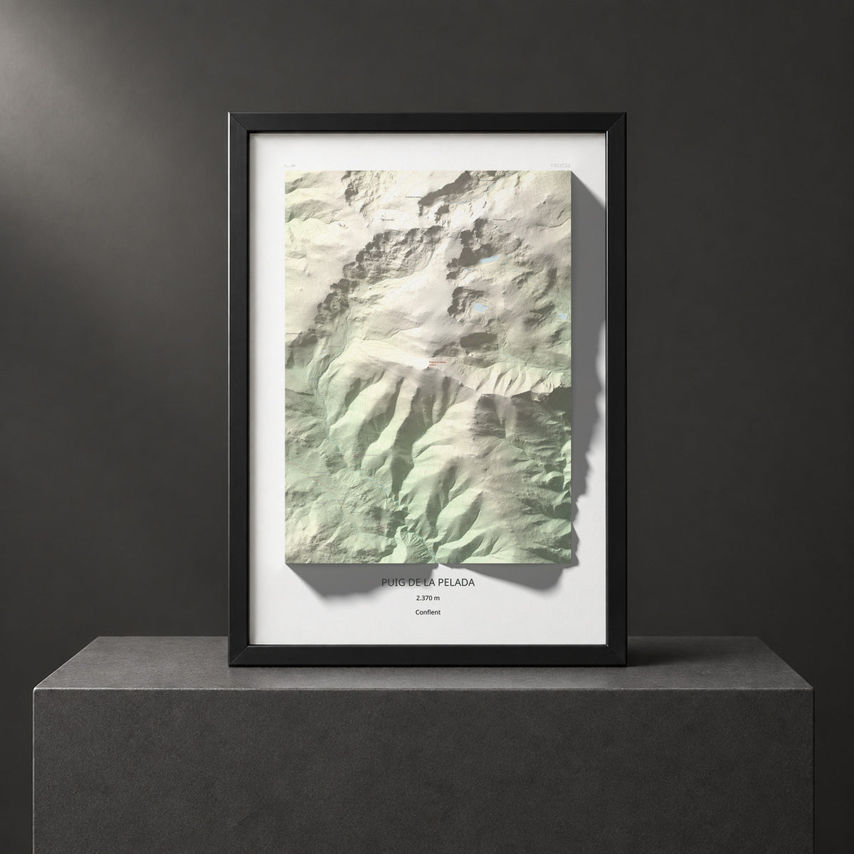 Mapa de relieve de Puig de la Pelada, 2370 m, Conflent, lámina 100 Cims de Trobart. Presentación enmarcada. 70 × 100 cm.