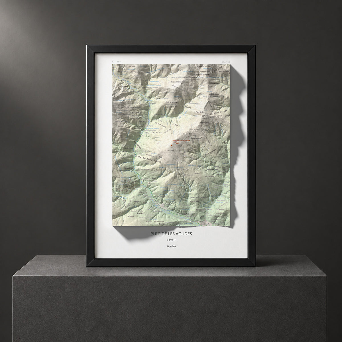 Mapa de relieve de Puig de les Agudes, 1976 m, Ripollès, lámina 100 Cims de Trobart. Presentación enmarcada. 30 × 40 cm.