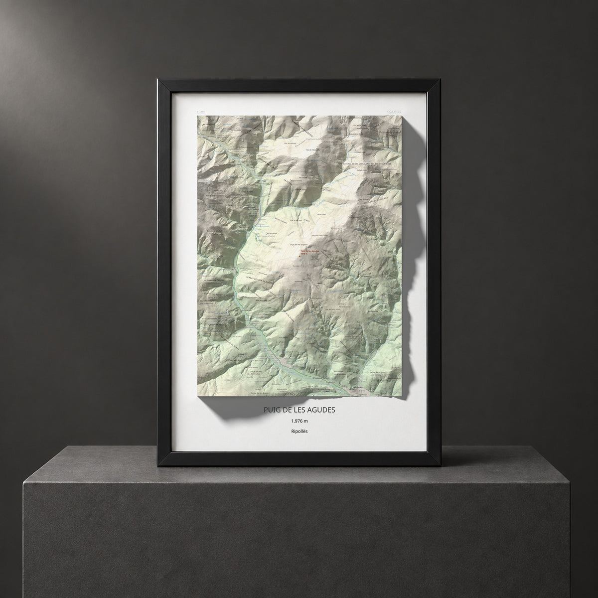 Mapa de relieve de Puig de les Agudes, 1976 m, Ripollès, lámina 100 Cims de Trobart. Presentación enmarcada. 50 × 70 cm.