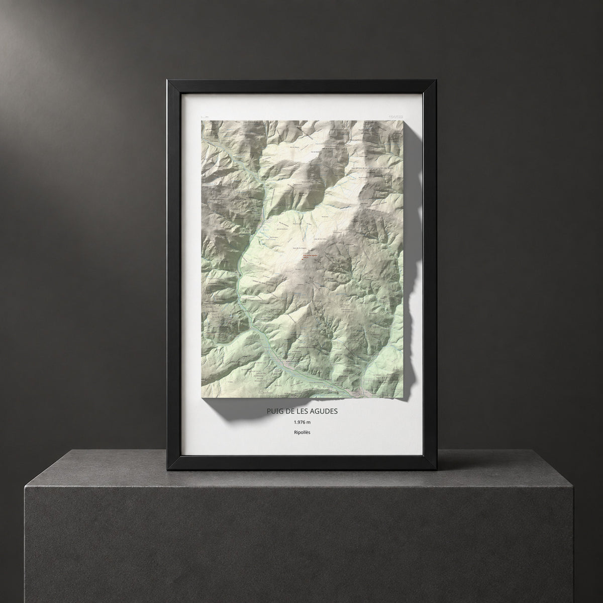 Mapa de relieve de Puig de les Agudes, 1976 m, Ripollès, lámina 100 Cims de Trobart. Presentación enmarcada. 61 × 91 cm.