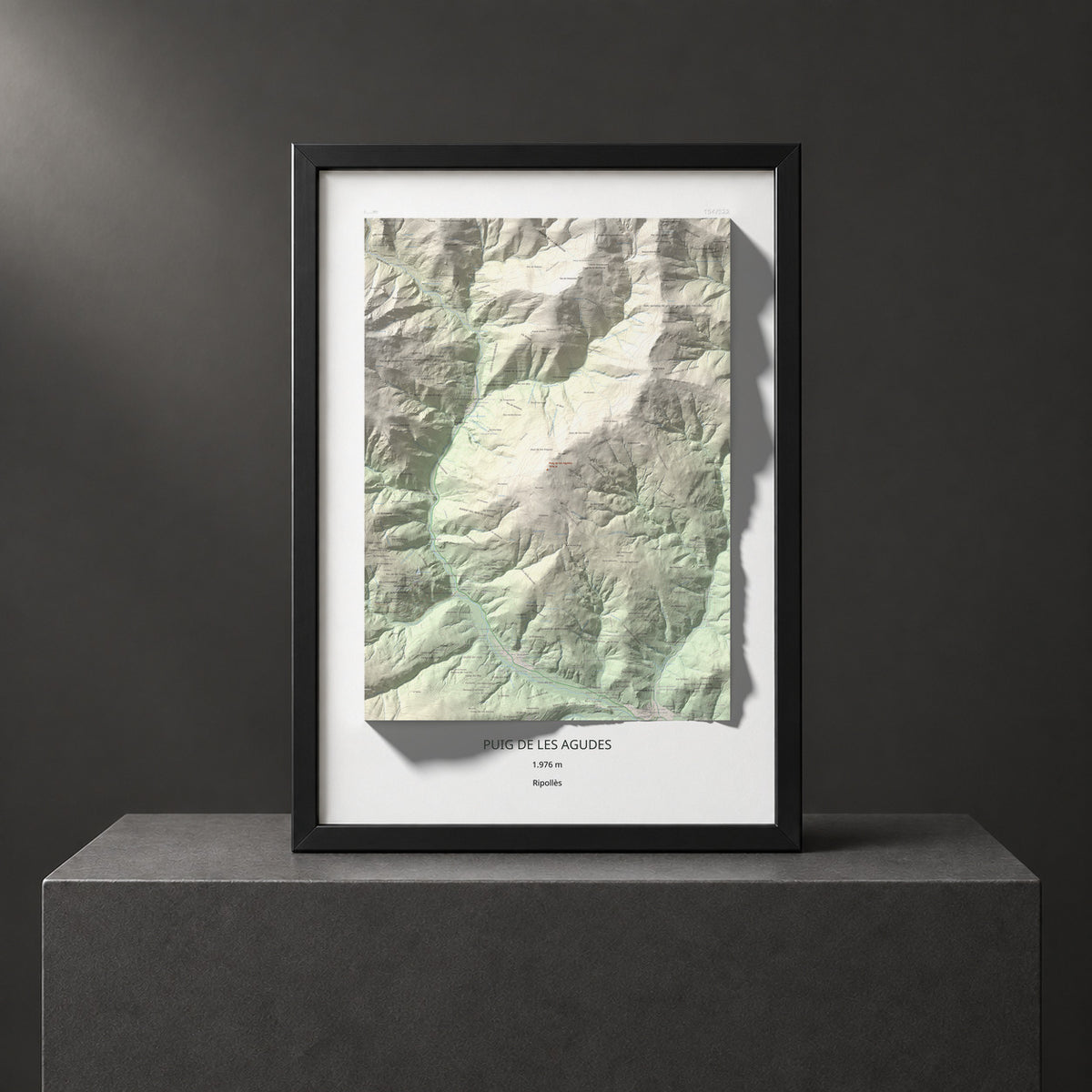 Mapa de relieve de Puig de les Agudes, 1976 m, Ripollès, lámina 100 Cims de Trobart. Presentación enmarcada. 70 × 100 cm.