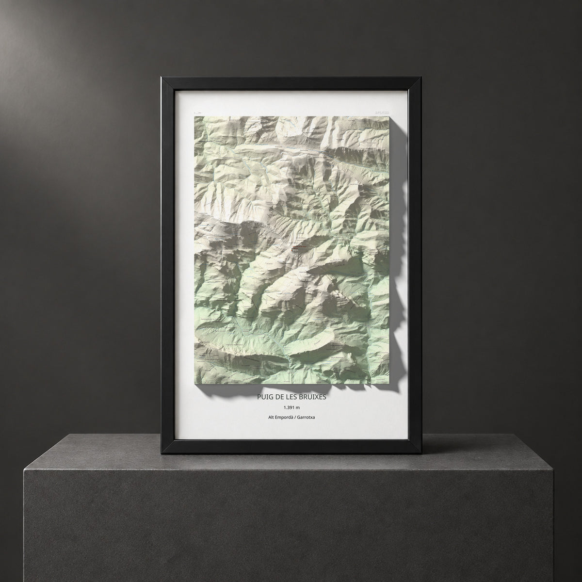 Mapa de relieve de Puig de les Bruixes, 1391 m, Alt Empordà · Garrotxa, lámina 100 Cims de Trobart. Presentación enmarcada. 61 × 91 cm.