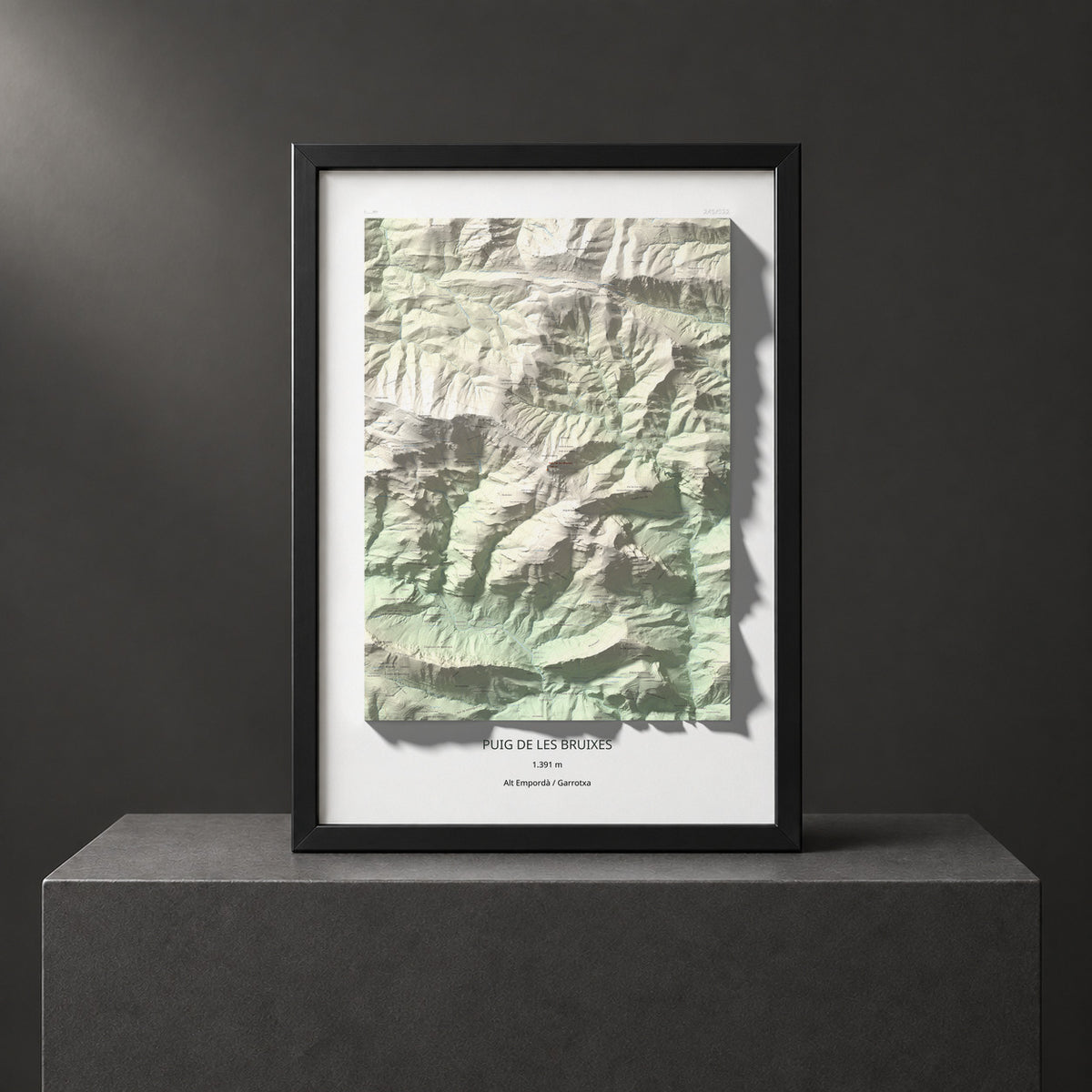 Mapa de relieve de Puig de les Bruixes, 1391 m, Alt Empordà · Garrotxa, lámina 100 Cims de Trobart. Presentación enmarcada. 70 × 100 cm.
