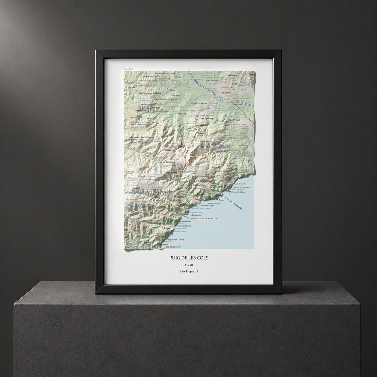 Mapa de relieve de Puig de les Cols, 417 m, Baix Empordà, lámina 100 Cims de Trobart. Presentación enmarcada. 30 × 40 cm.