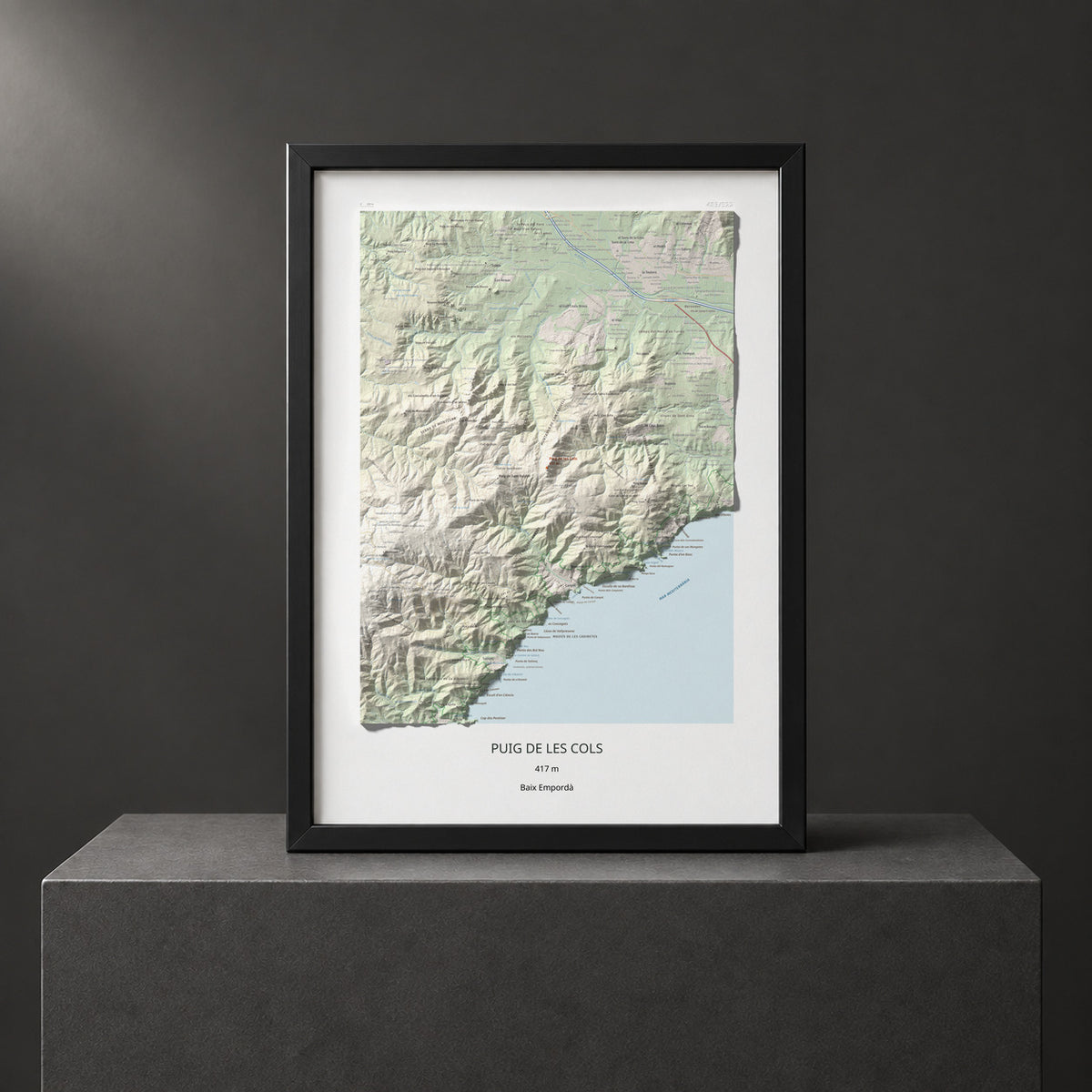 Mapa de relieve de Puig de les Cols, 417 m, Baix Empordà, lámina 100 Cims de Trobart. Presentación enmarcada. 50 × 70 cm.