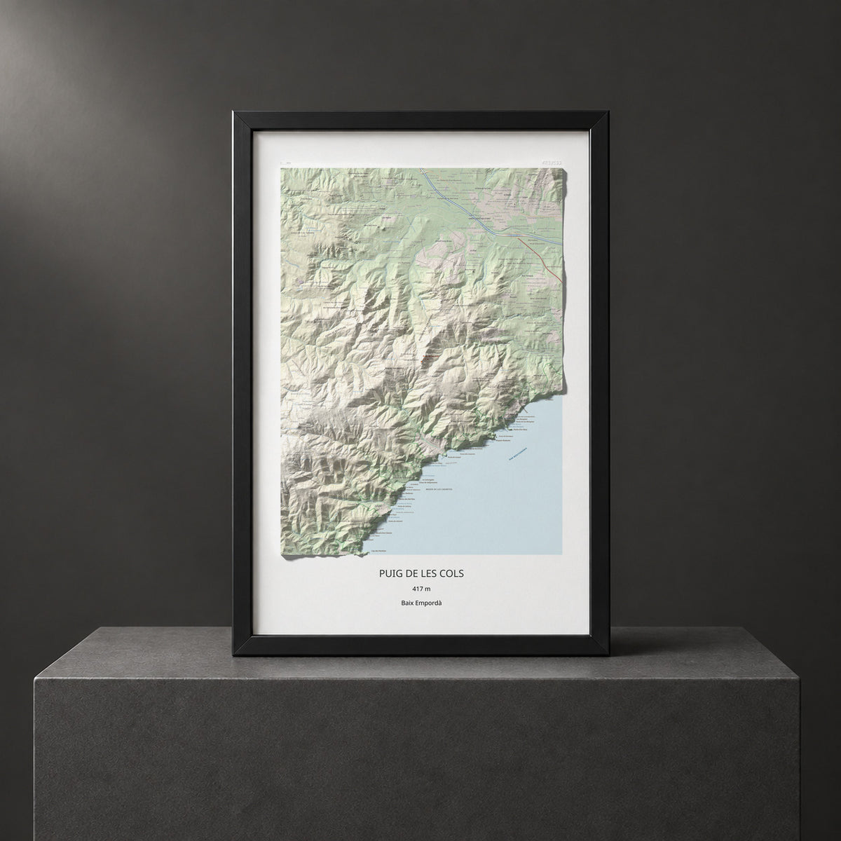 Mapa de relieve de Puig de les Cols, 417 m, Baix Empordà, lámina 100 Cims de Trobart. Presentación enmarcada. 61 × 91 cm.