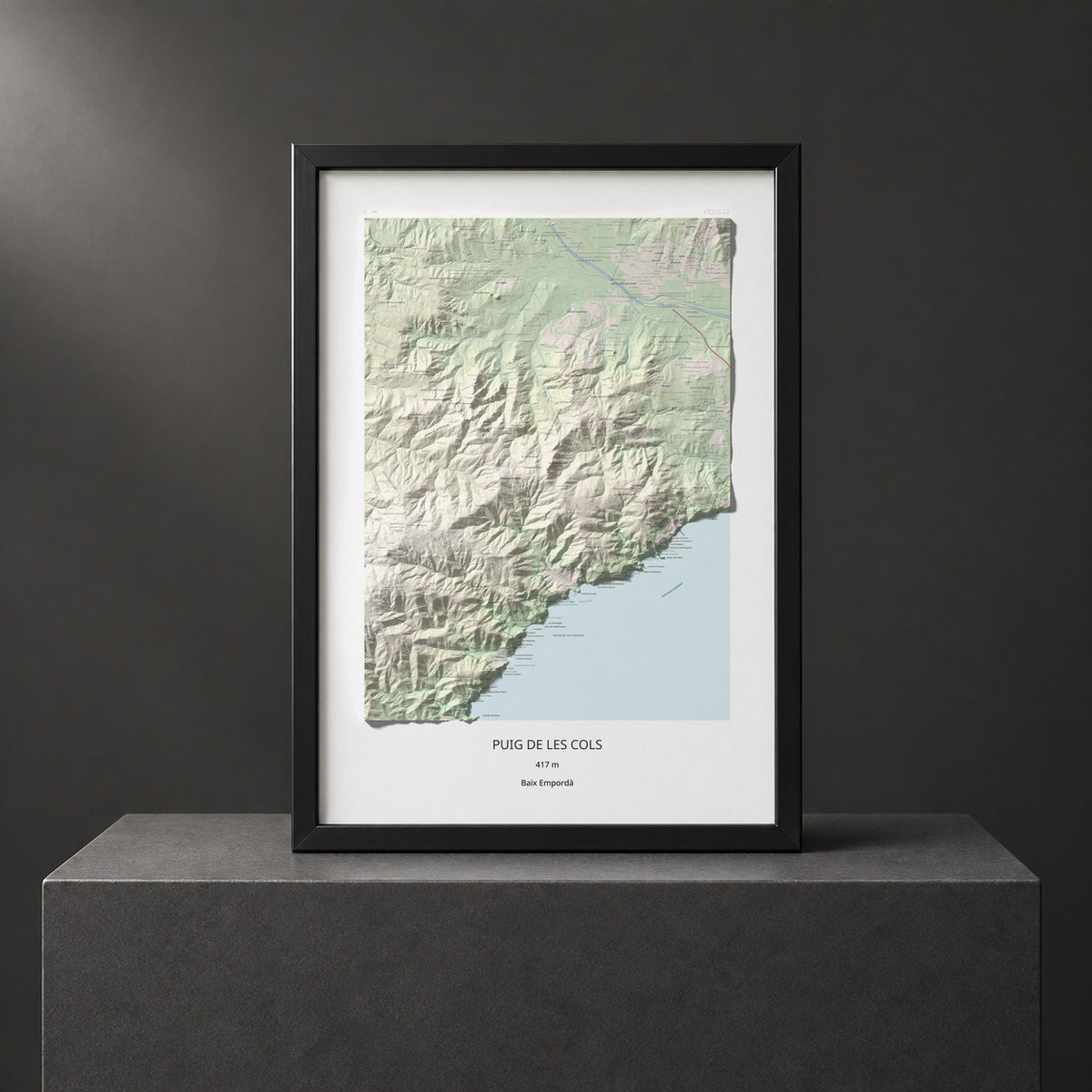 Mapa de relieve de Puig de les Cols, 417 m, Baix Empordà, lámina 100 Cims de Trobart. Presentación enmarcada. 70 × 100 cm.