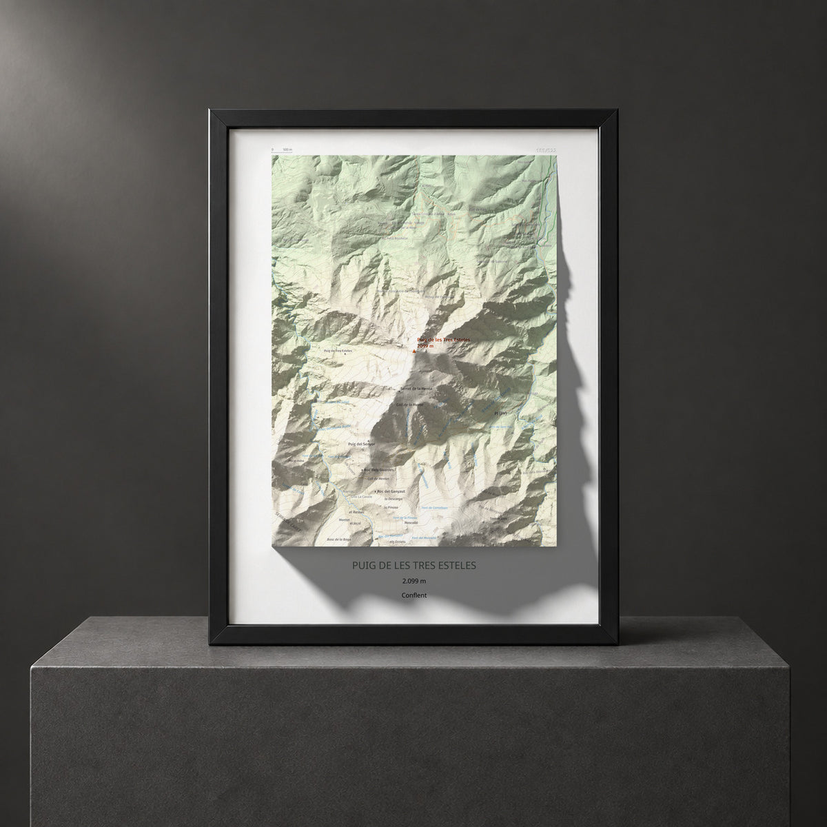 Mapa de relieve de Puig de les Tres Esteles, 2099 m, Conflent, lámina 100 Cims de Trobart. Presentación enmarcada. 30 × 40 cm.