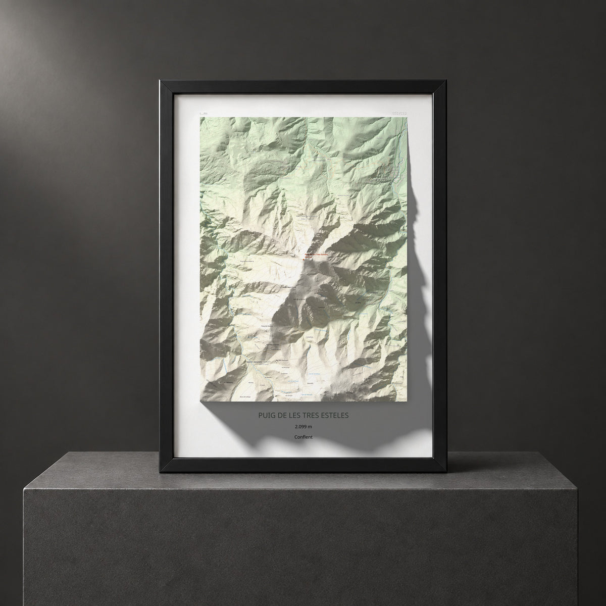 Mapa de relieve de Puig de les Tres Esteles, 2099 m, Conflent, lámina 100 Cims de Trobart. Presentación enmarcada. 50 × 70 cm.