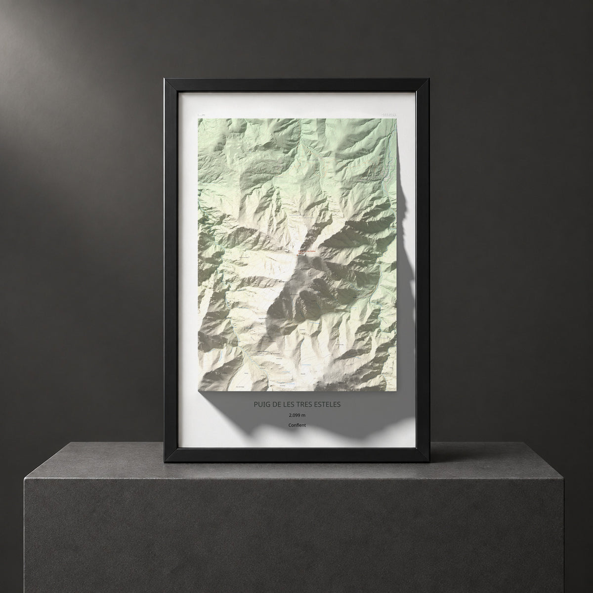Mapa de relieve de Puig de les Tres Esteles, 2099 m, Conflent, lámina 100 Cims de Trobart. Presentación enmarcada. 61 × 91 cm.
