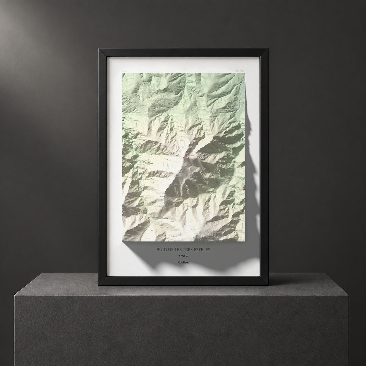 Mapa de relieve de Puig de les Tres Esteles, 2099 m, Conflent, lámina 100 Cims de Trobart. Presentación enmarcada. 70 × 100 cm.