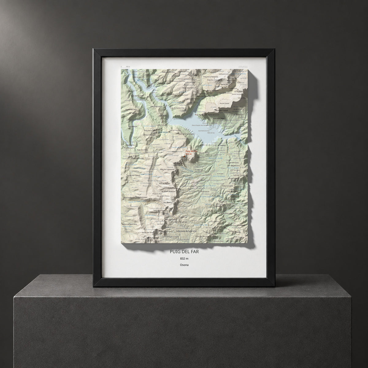 Mapa de relieve de Puig del Far, 832 m, Osona, lámina 100 Cims de Trobart. Presentación enmarcada. 30 × 40 cm.
