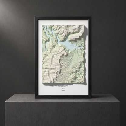 Mapa de relieve de Puig del Far, 832 m, Osona, lámina 100 Cims de Trobart. Presentación enmarcada. 61 × 91 cm.