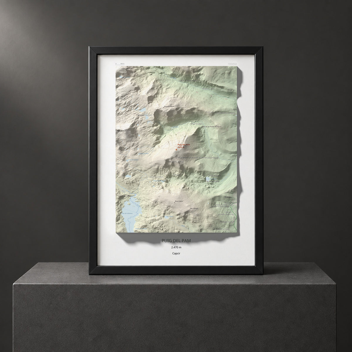 Mapa de relieve de Puig del Pam, 2470 m, Capcir, lámina 100 Cims de Trobart. Presentación enmarcada. 30 × 40 cm.