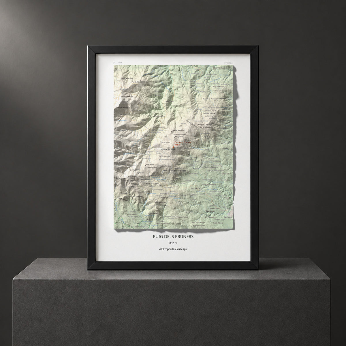 Mapa de relieve de Puig dels Pruners, 832 m, Alt Empordà · Vallespir, lámina 100 Cims de Trobart. Presentación enmarcada. 30 × 40 cm.