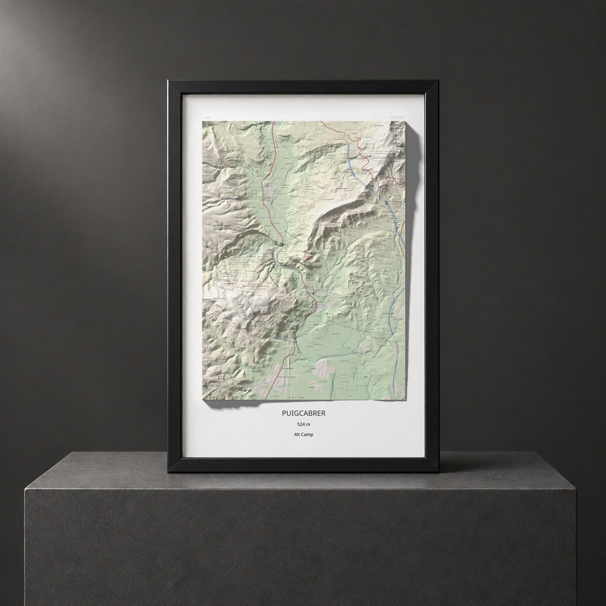 Mapa de relieve de Puigcabrer, 524 m, Alt Camp, lámina 100 Cims de Trobart. Presentación enmarcada. 61 × 91 cm.