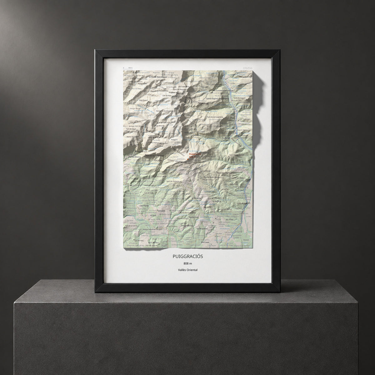 Mapa de relieve de Puiggraciós, 808 m, Vallès Oriental, lámina 100 Cims de Trobart. Presentación enmarcada. 30 × 40 cm.