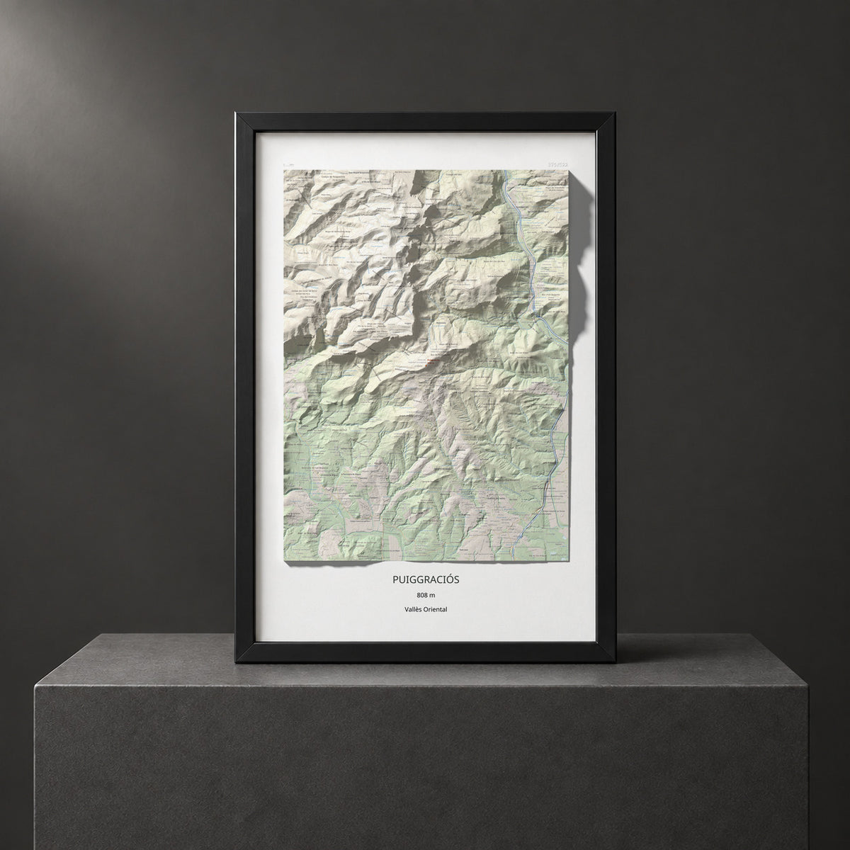 Mapa de relieve de Puiggraciós, 808 m, Vallès Oriental, lámina 100 Cims de Trobart. Presentación enmarcada. 61 × 91 cm.